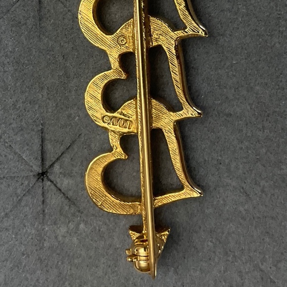 ✨ Vintage Avon Triple Heart Arrow Pin – Gold Tone Rhinestone Brooch (1997) ✨ - Picture 7 of 7